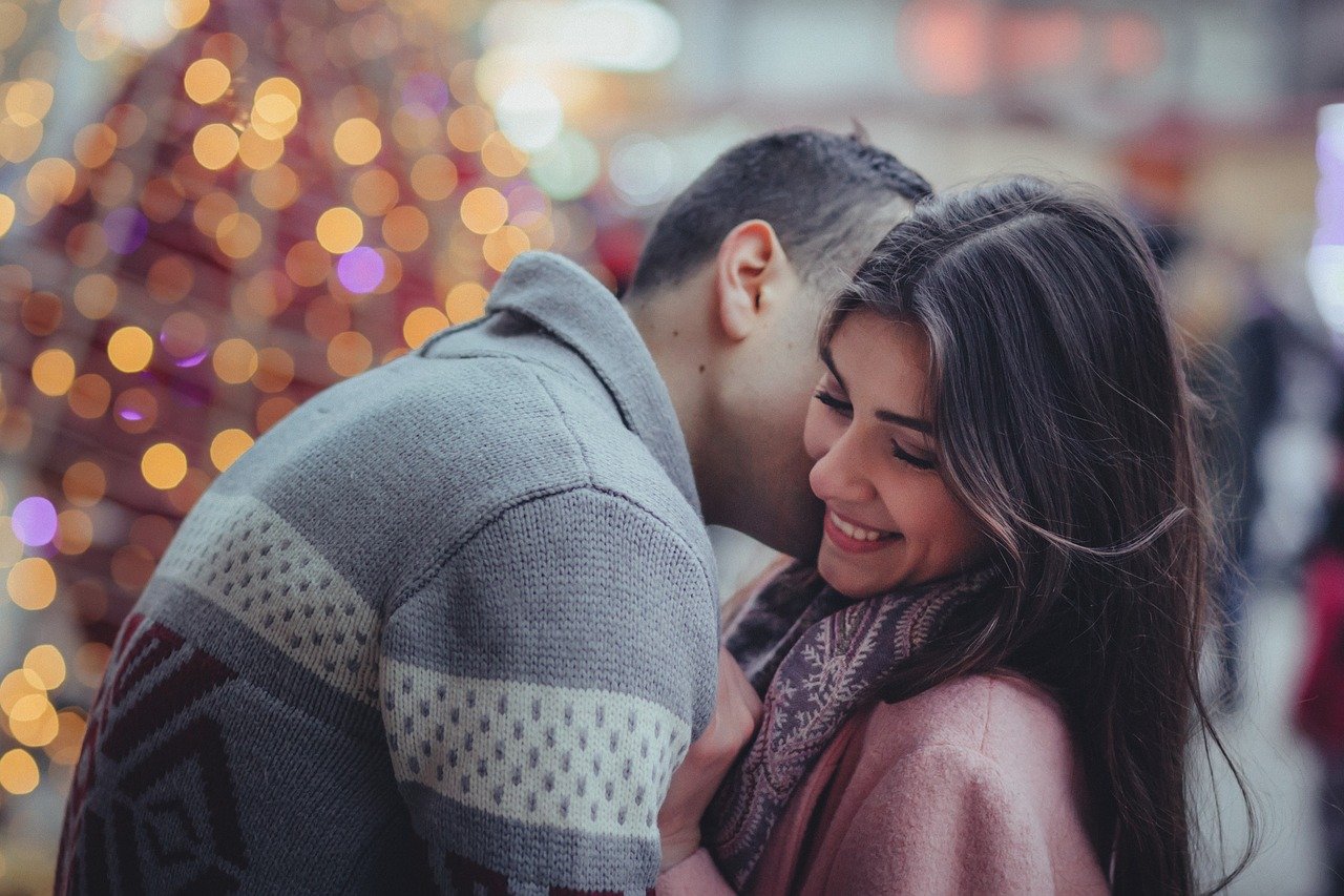 Winterspeck loswerden Tipps und Tricks Paar küsst sich Weihnachten