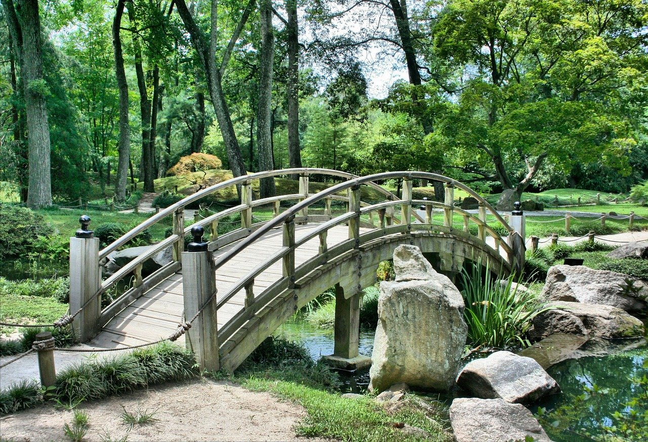 Garten Brücke Gartengestaltung luxuriös hochwertig großer Garten Steine Steingarten kleiner Bach im Garten