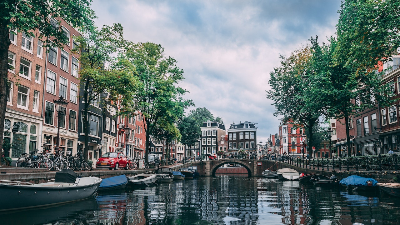Amsterdam Innenstadt Kanal Genießen Sie die niederländische Wasserkultur Stand Up Paddling, Bootstour Amsterdam und Segeln