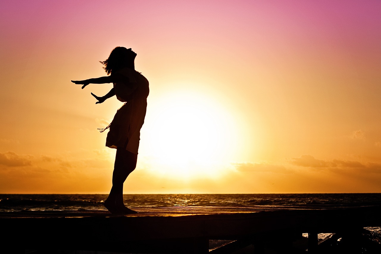 Frau genießt die Sonne am Meer Wozu braucht unser Körper Vitamin D3