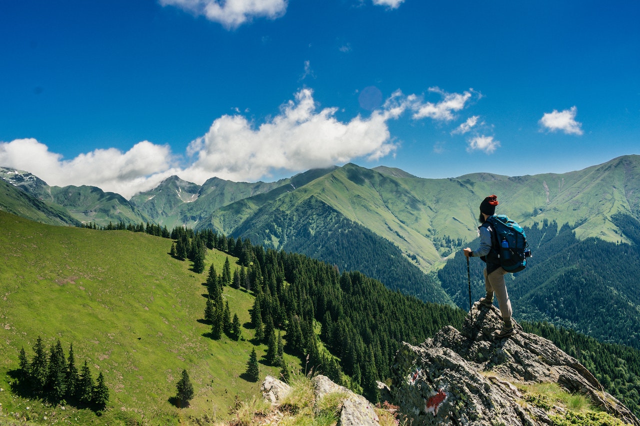 Mann Outdoor Berge Aussicht traumhaft Wanderurlaub Schöne Orte in Deutschland in Nähe der Alpen