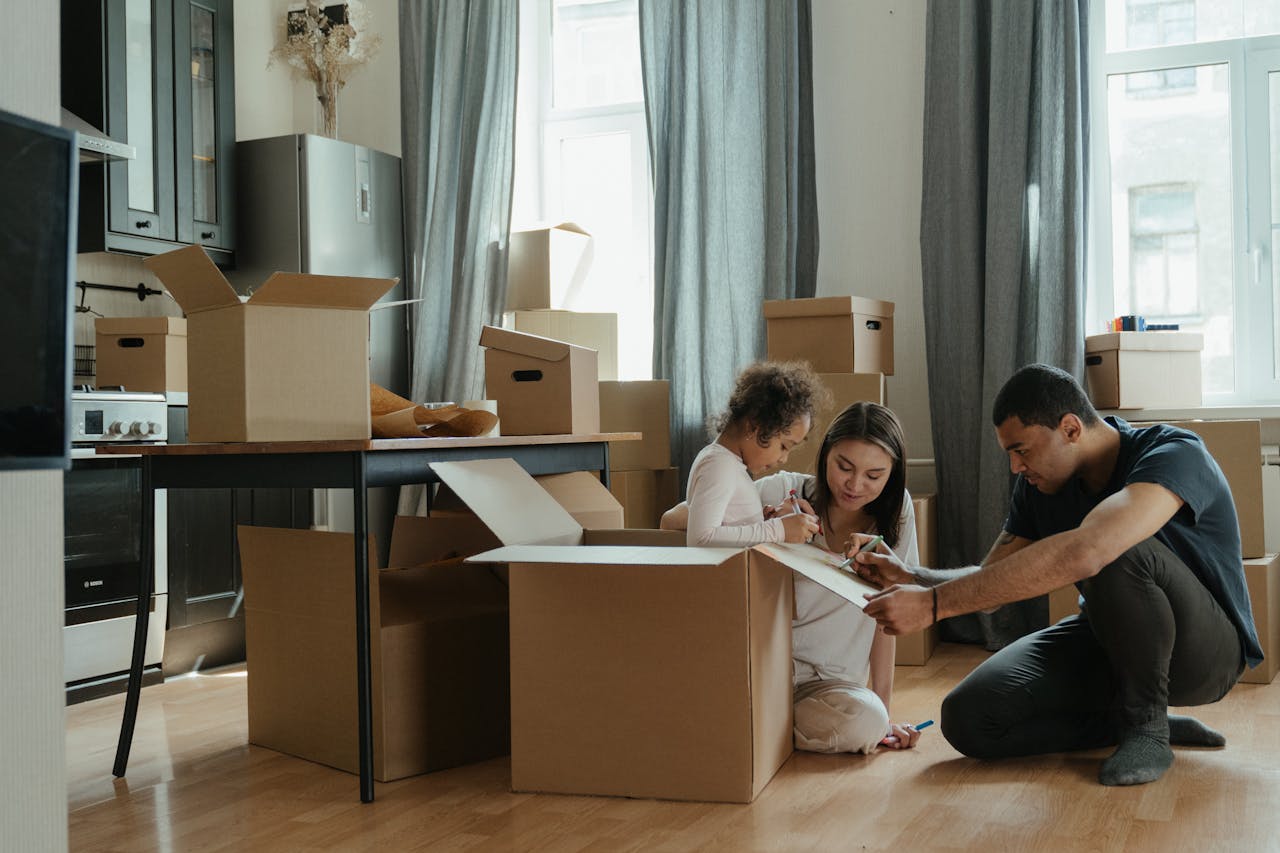 junge Familie plant Umzug Kartons Warum macht ein Umzug so viel Arbeit