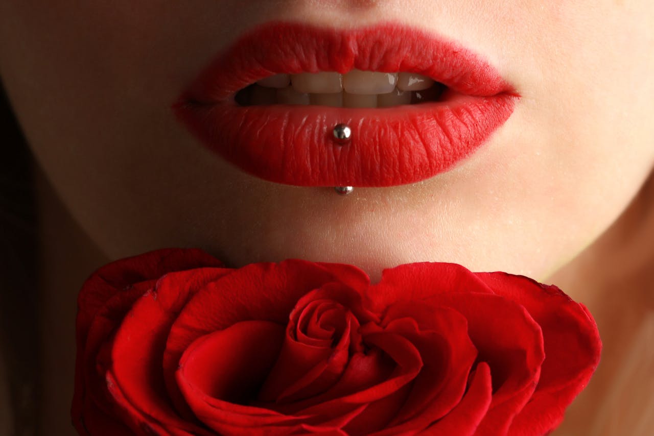 Piercing Mund Lippe Rose Symbolisieren Piercings Eleganz oder Rebellion