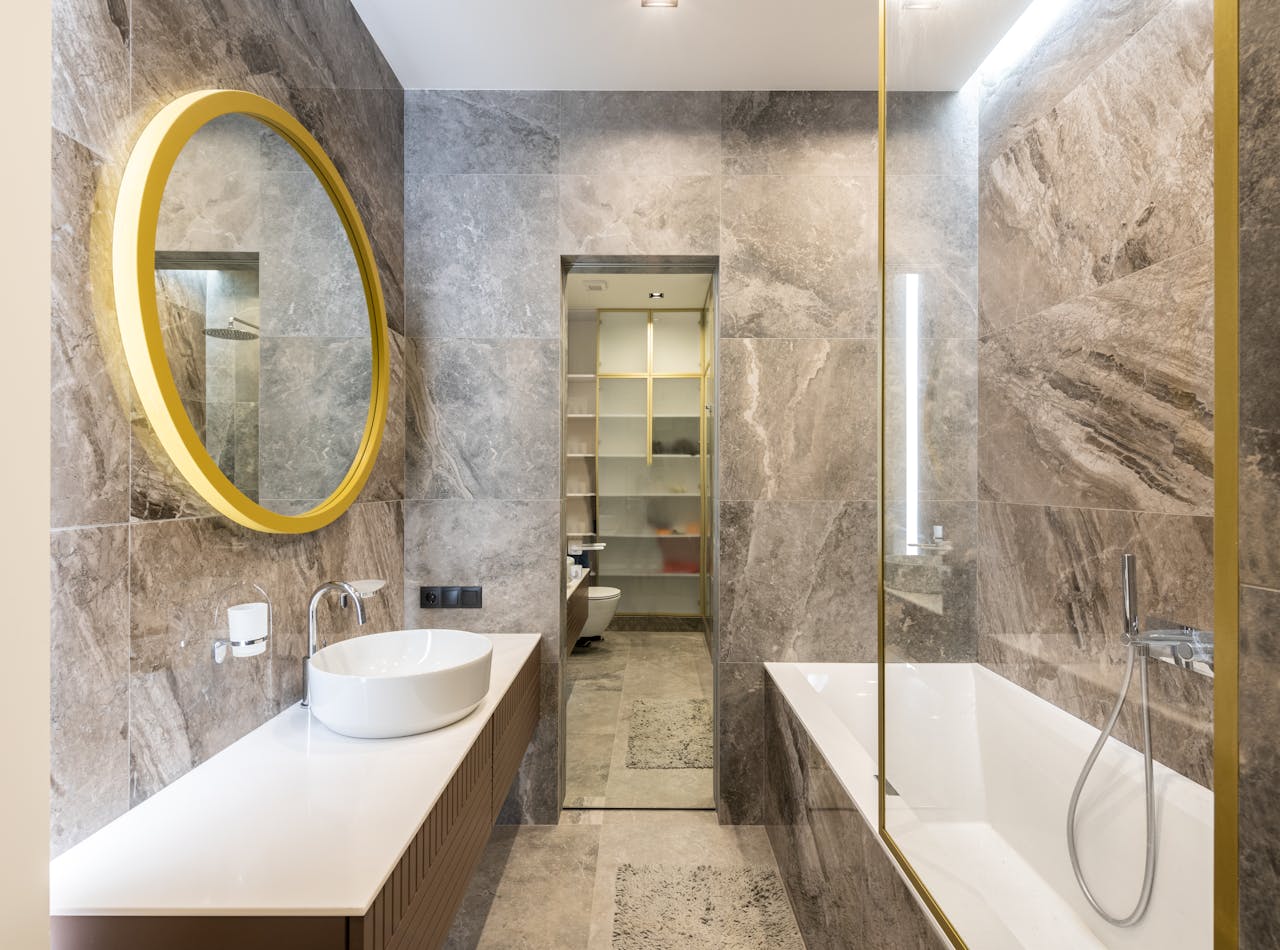 Badetimmer elegante Einrichtung Luxuriöses Bad – Wie groß sollte es sein