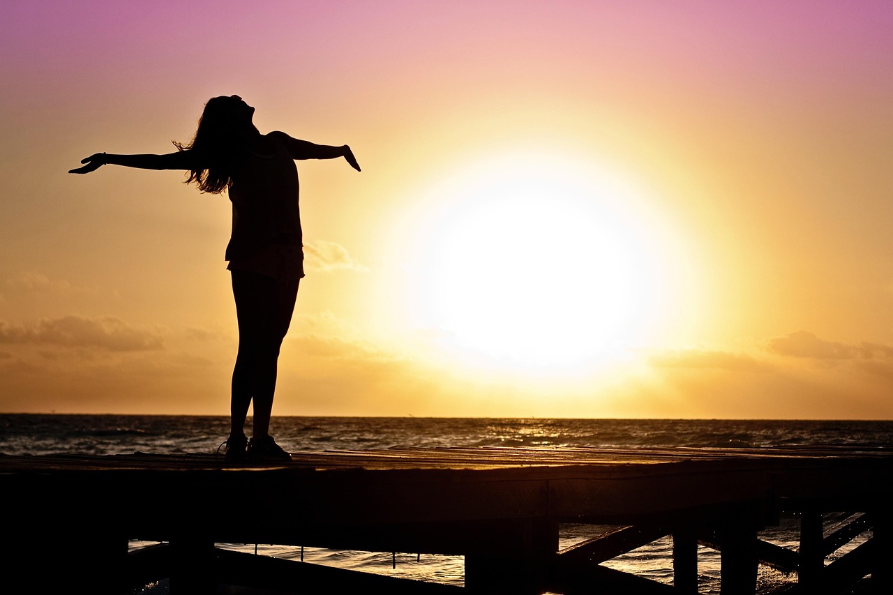 Frau lächeln Sonne Positive Psychologie – Relevanz im Alltag