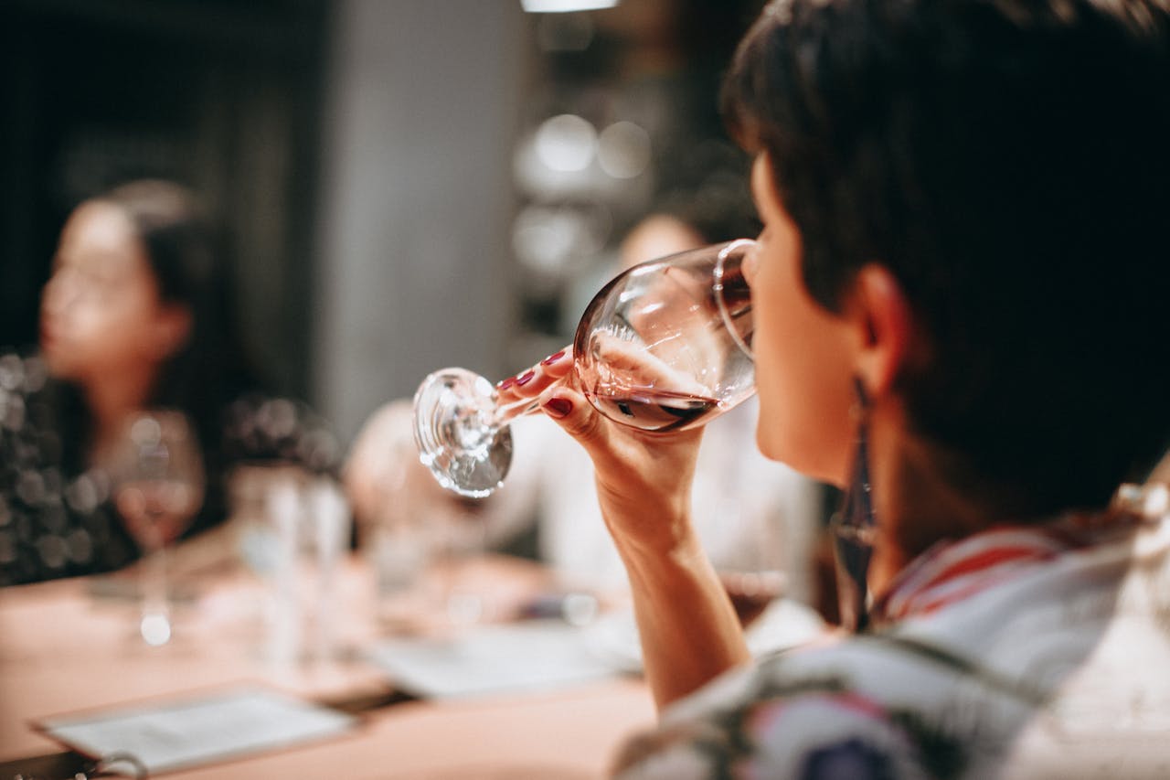 Frau Tisch Wein Wein genießen – Tipps für Anfänger